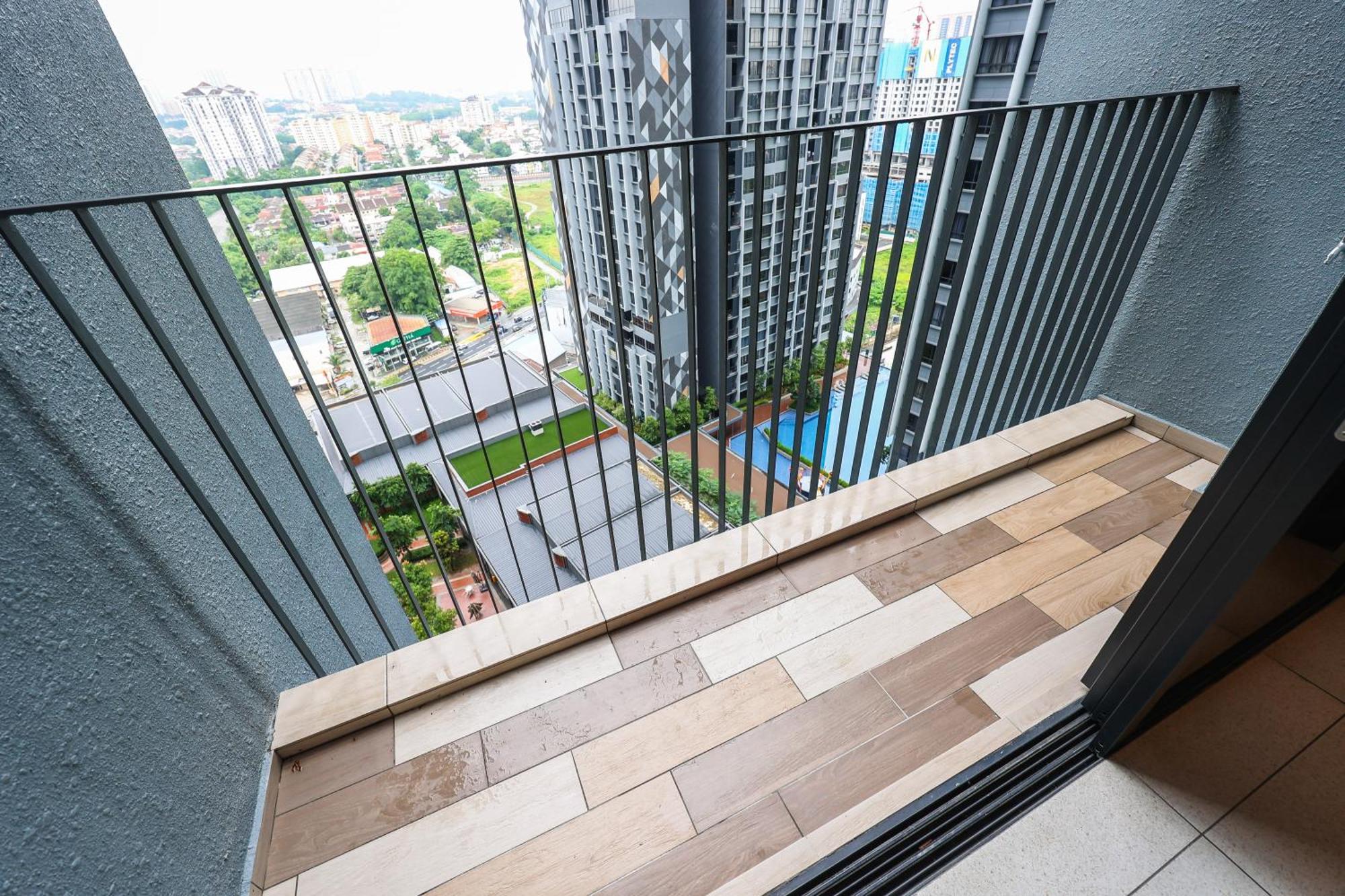 شقة Millerz Square By Mykey كوالالمبور المظهر الخارجي الصورة A balcony in a condominium