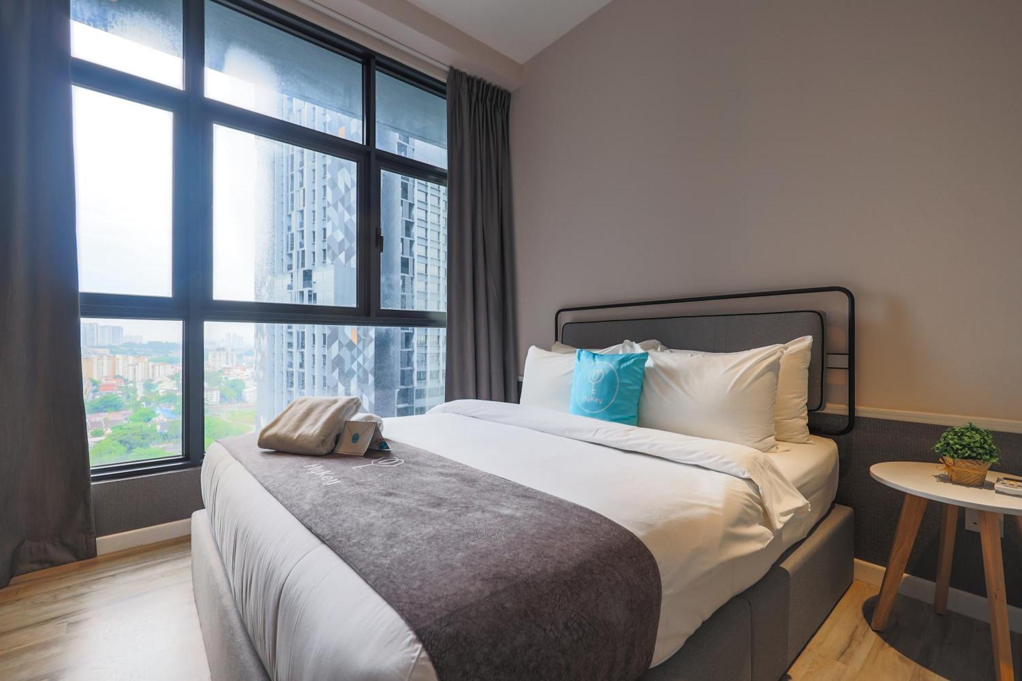 شقة Millerz Square By Mykey كوالالمبور المظهر الخارجي الصورة A bedroom at a serviced apartment in Kuala Lumpur, Malaysia.