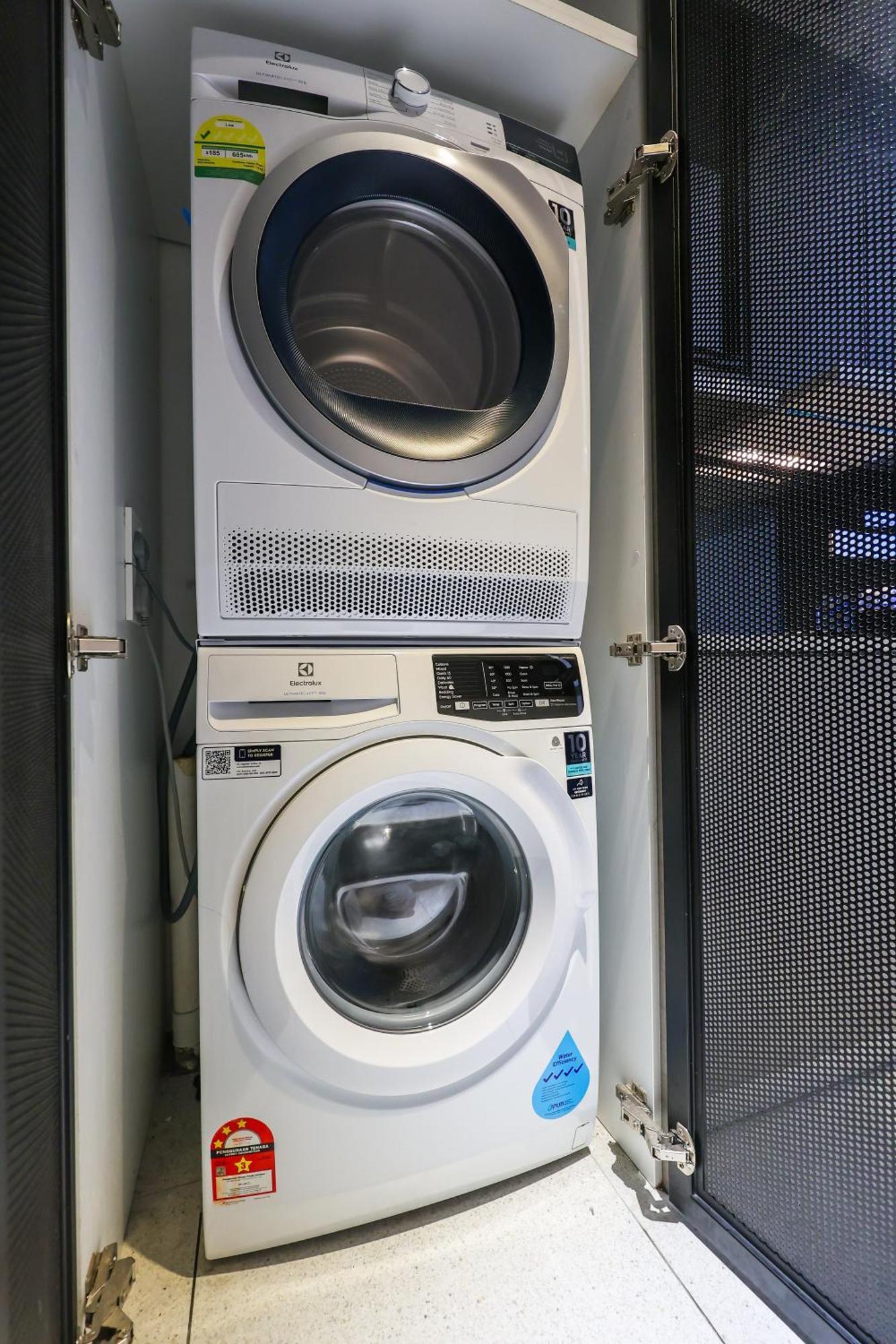 شقة Millerz Square By Mykey كوالالمبور المظهر الخارجي الصورة A clothes dryer (top) and a washing machine (bottom)