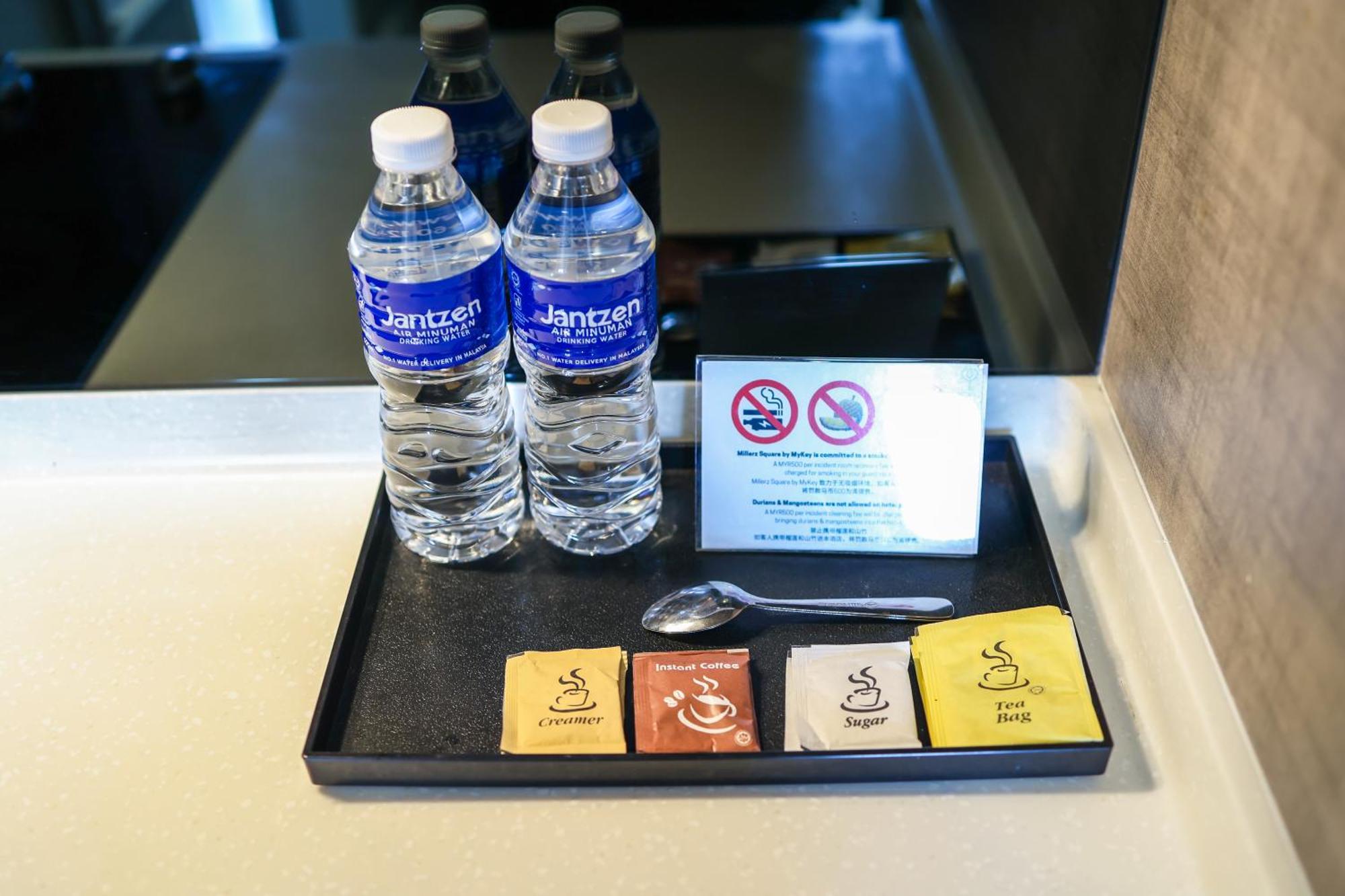 شقة Millerz Square By Mykey كوالالمبور المظهر الخارجي الصورة Bottled water and tea bags in a hotel room