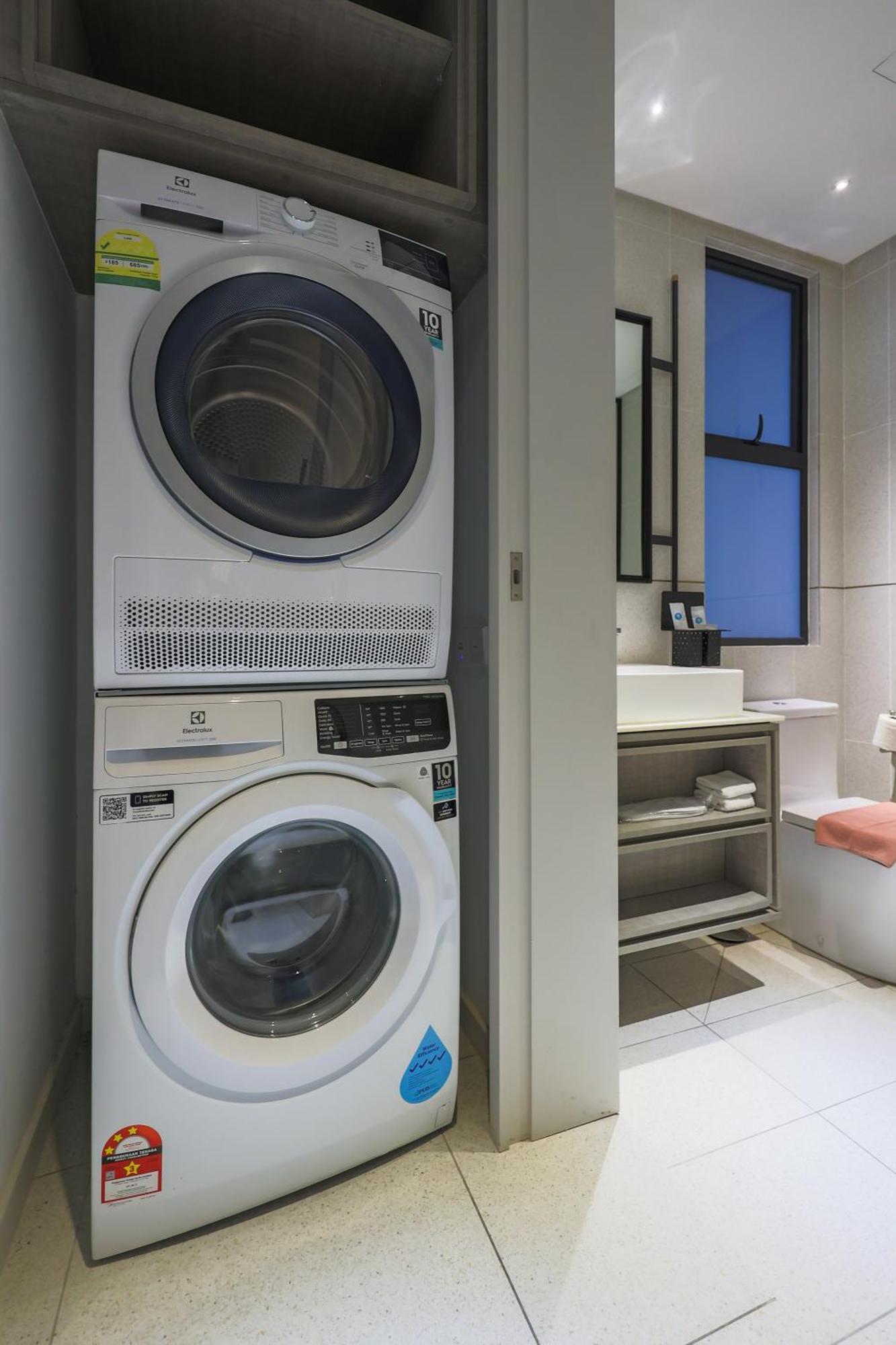 شقة Millerz Square By Mykey كوالالمبور المظهر الخارجي الصورة A stacked washer and dryer