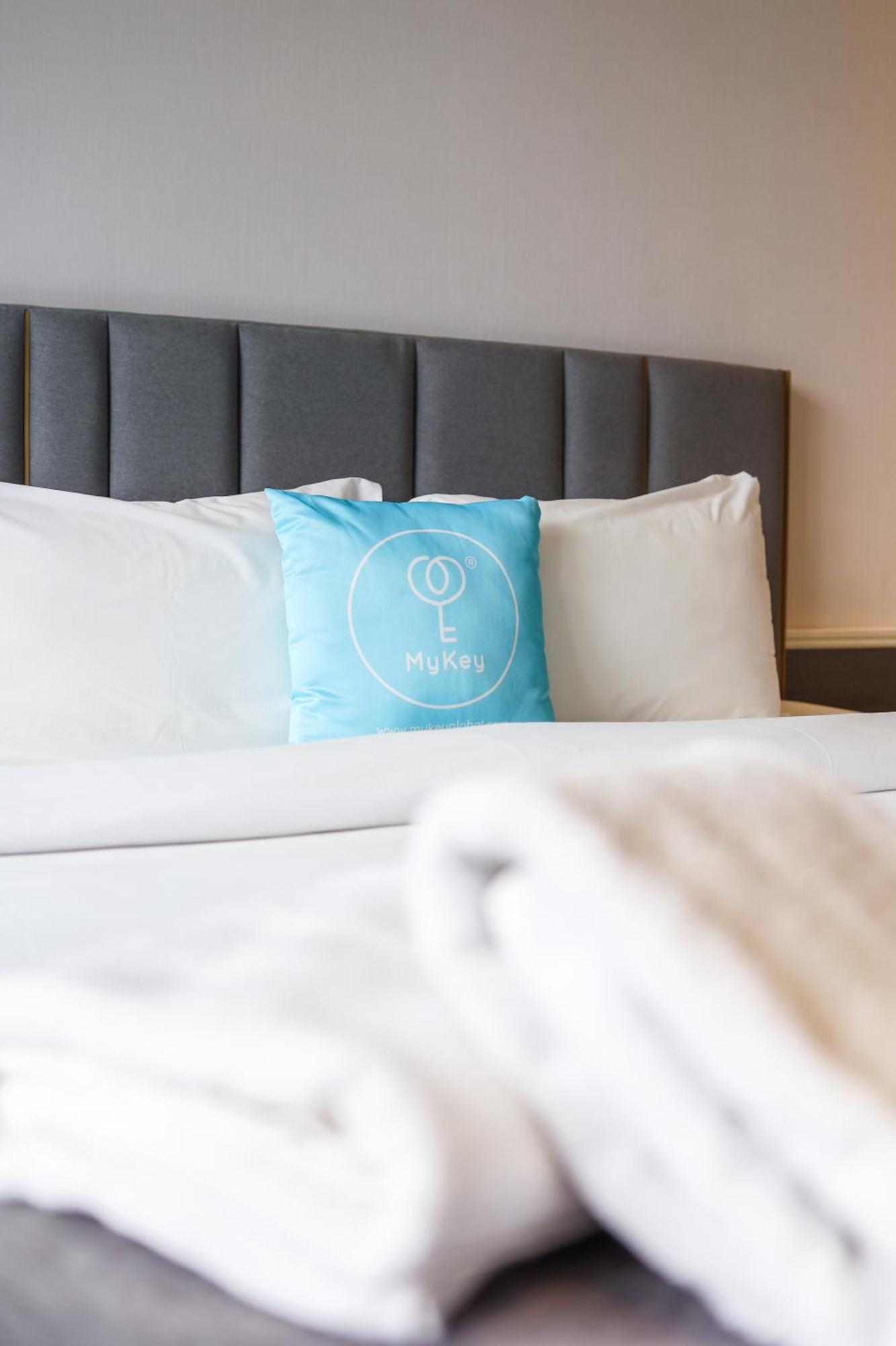 شقة Millerz Square By Mykey كوالالمبور المظهر الخارجي الصورة A pillow with the Hurawalhi logo